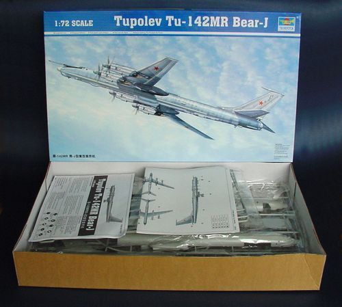 Радянський далекобійний протичовновий літак 1/72 Ту-142МР (Bear-J) Trumpeter 01609 , збірна модель Туполев TR01609 фото