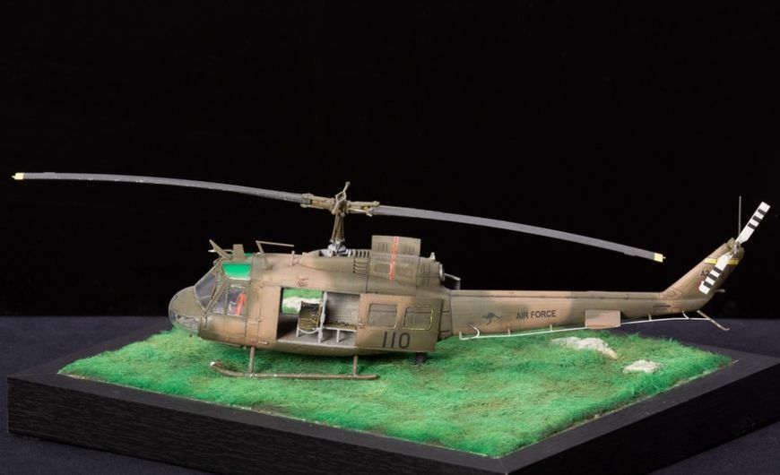Збірна модель 1/48 американський гелікоптер UH-1D "Huey" Zimi 80154 KH80154 фото