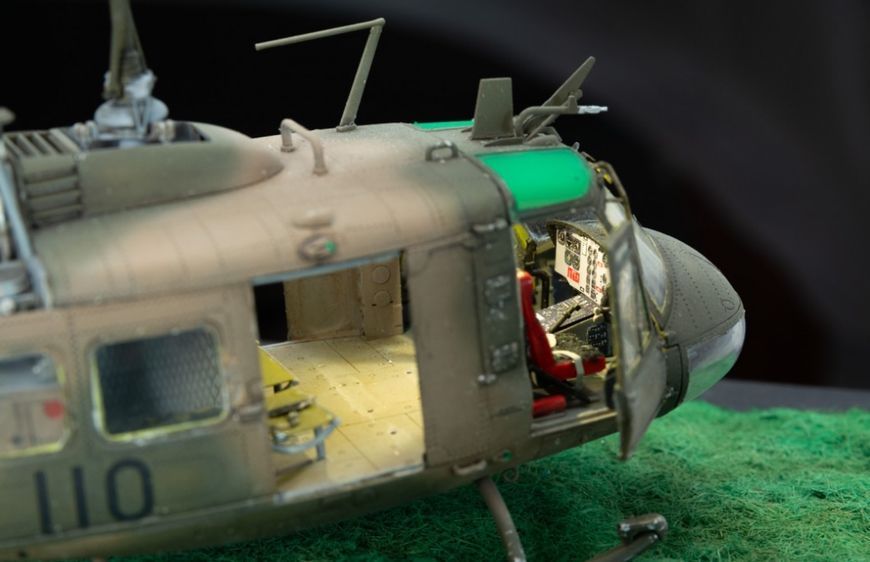 Збірна модель 1/48 американський гелікоптер UH-1D "Huey" Zimi 80154 KH80154 фото