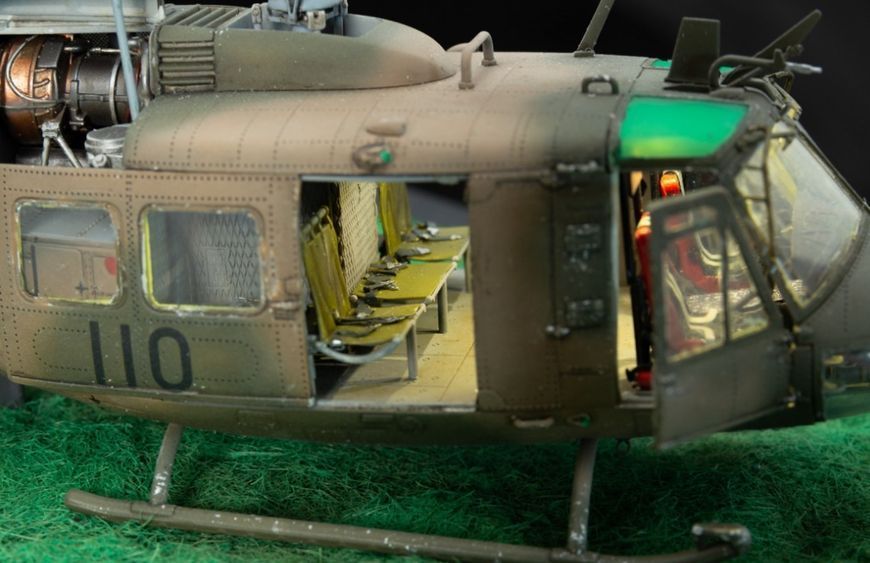 Збірна модель 1/48 американський гелікоптер UH-1D "Huey" Zimi 80154 KH80154 фото