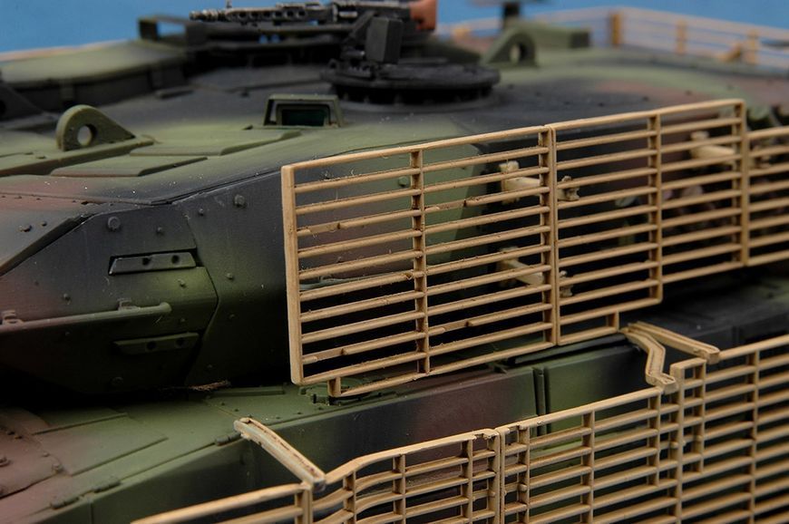 Збірна модель 1/35 німецький основний танк Leopard 2A6M CAN HobbyBoss HB82458 HB82458 фото