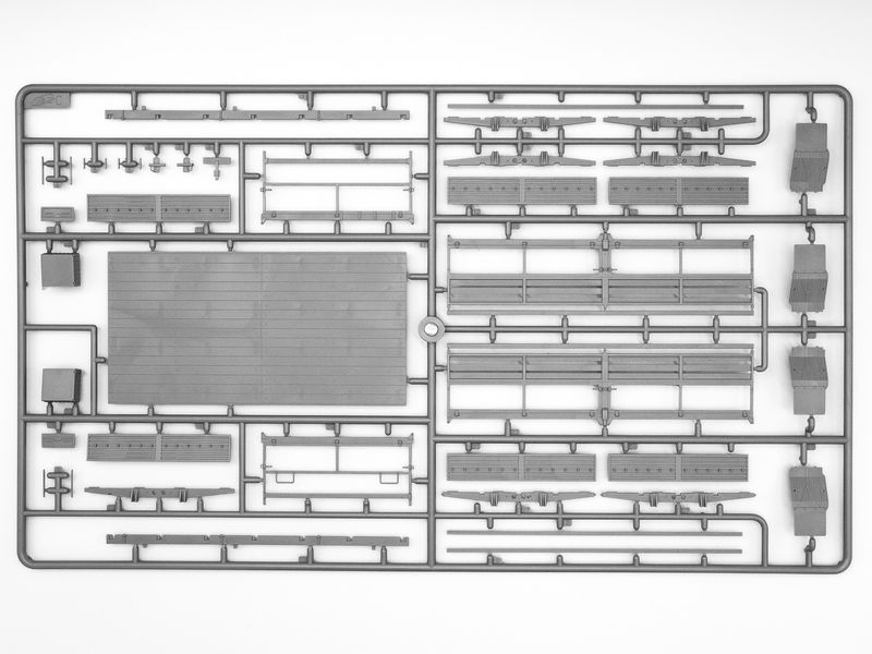 Збірна модель ICM 1/35 Радянський 6-колесний військовий вантажний автомобіль (35001) ICM35001 фото