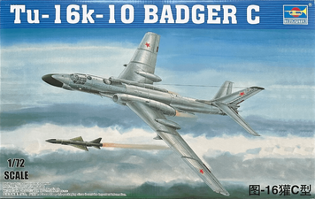 Советский бомбардировщик 1/72 Ту-16К-10 Badger C Trumpeter 01613 , сборная модель Туполев Трумпетер TR01613 фото