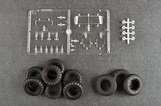 Советский тягач и буксируемая ракета 1/35 ЗиЛ-131В & 2Т3М1 (8К14 / Р-17 / SS-1c Scud B) Trumpeter 01081 TR01081 фото