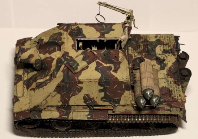 Сборная модель 1/35 немецкая самоходная артиллерийская установка Sturmtiger с интерьером и рабочими траками Rye Field Model RFM 5012 RM-5012 фото