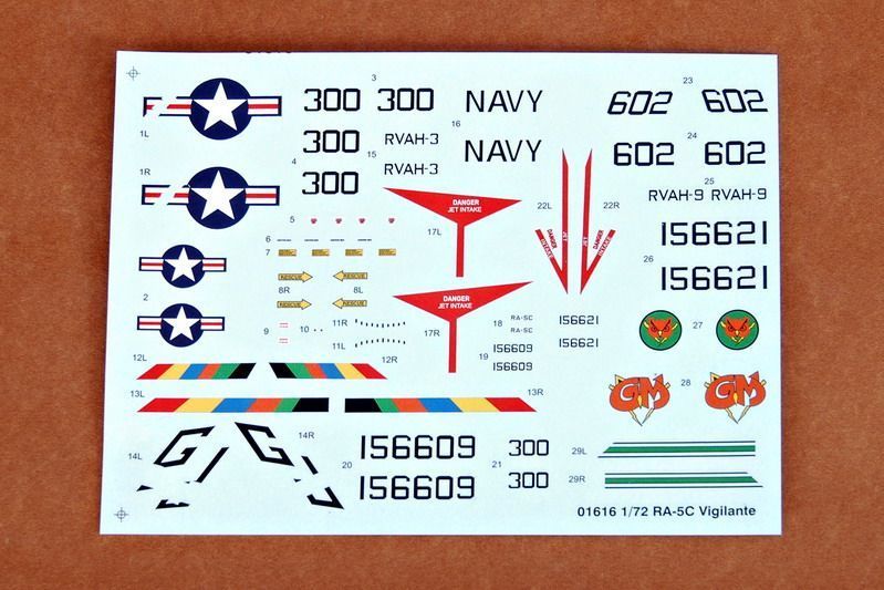 Американский палубный разведчик 1/72 North American RA-5C Vigilante Trumpeter 01616 , сборная модель разведчик TR01616 фото