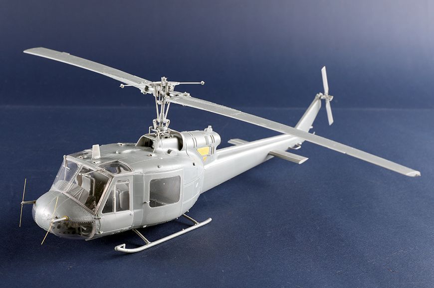 Американський гелікоптер 1/35 Bell UH-1B Huey Trumpeter 05111 , збірна модель Г'юї Трумпетер TR05111 фото